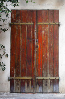 Durų paviršius dėvisi nuo laiko ir sensta morališkai